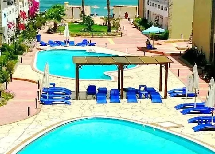 Cecelia Aparthotel